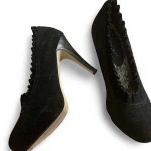 Madden Girl Fall Preppy Classic Black Suede Ruffle Heels Pumps Shoes - size 8